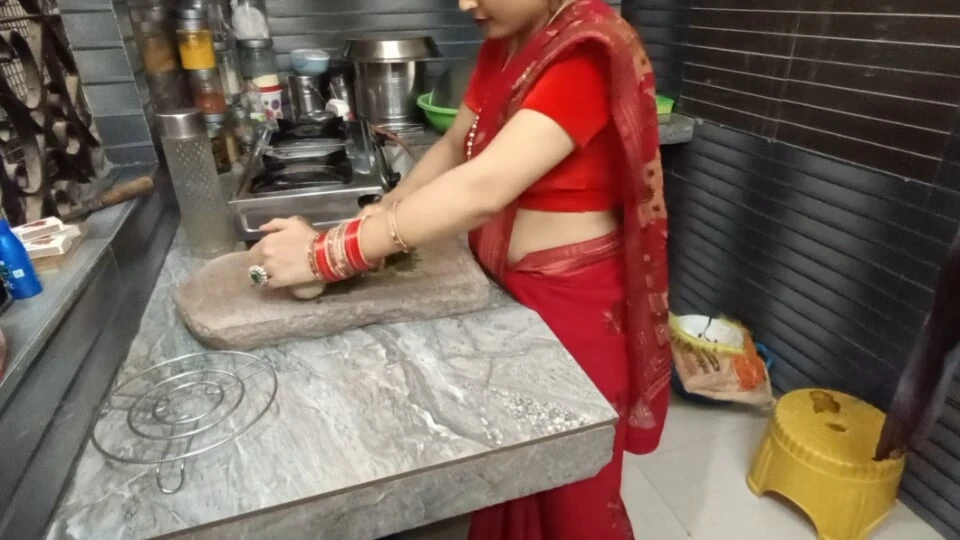 Bhabhi was making medicine for the itching of her pussy in the kitchen, then brother-in-law soothed the itch with his penis.
